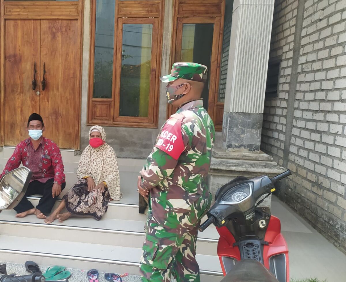 Sosialisasi Prokes, Babinsa Karanggeneng Jalin Kedekatan Dengan Warga Dalam Penanganan Covid-19