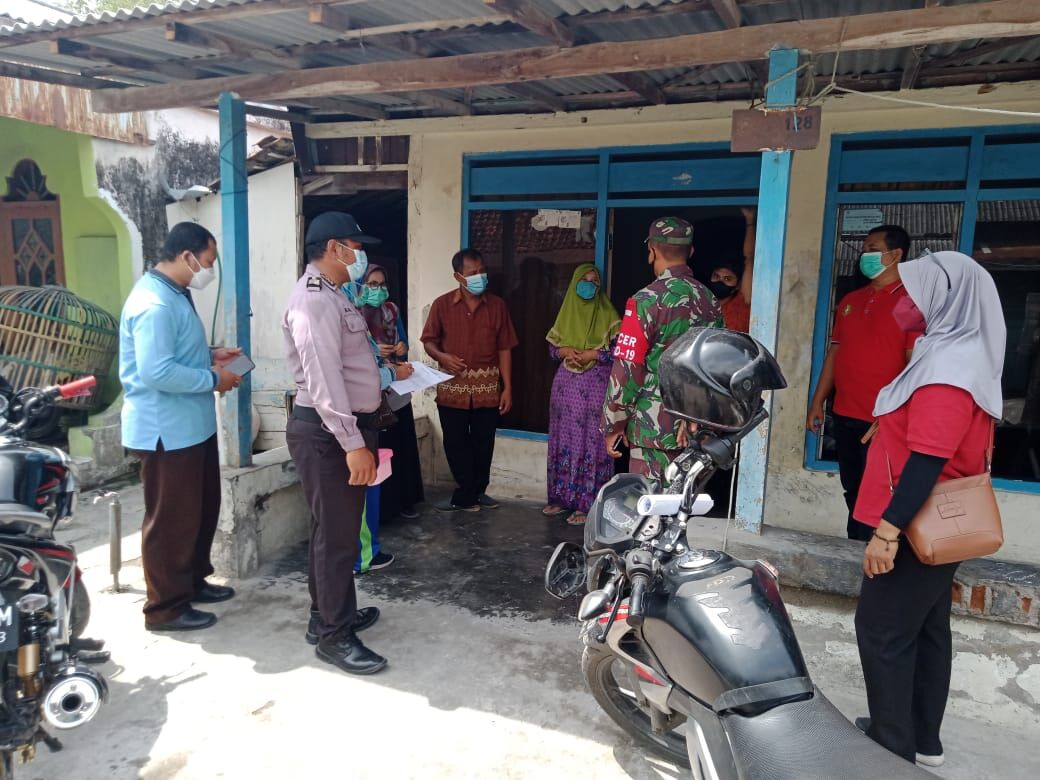 Babinsa dan babinkamtibmas tikung dampingi nakes tracing kontak erat covid 19