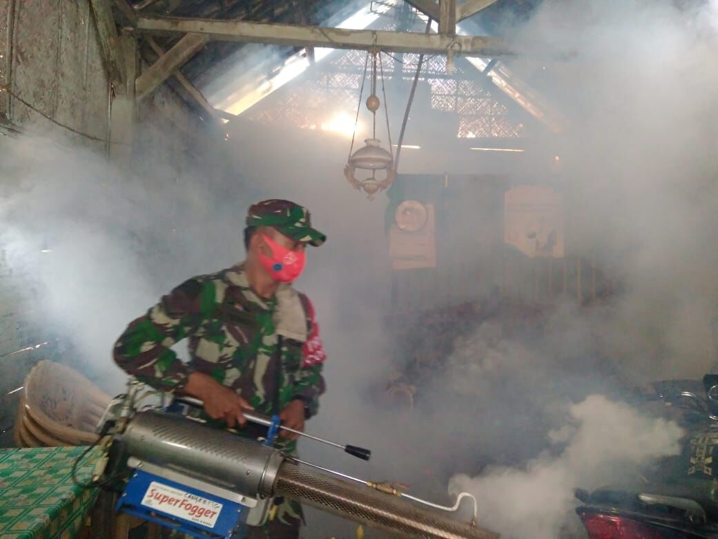 Pasca Musim Penghujan Babinsa Lakukan Fogging di Wilayah Binaan