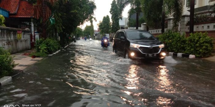 Di Guyur Hujan Beberapa Jam Saja, Jalanan di Ruas Kota Lamongan Selalu Tergenang Air
