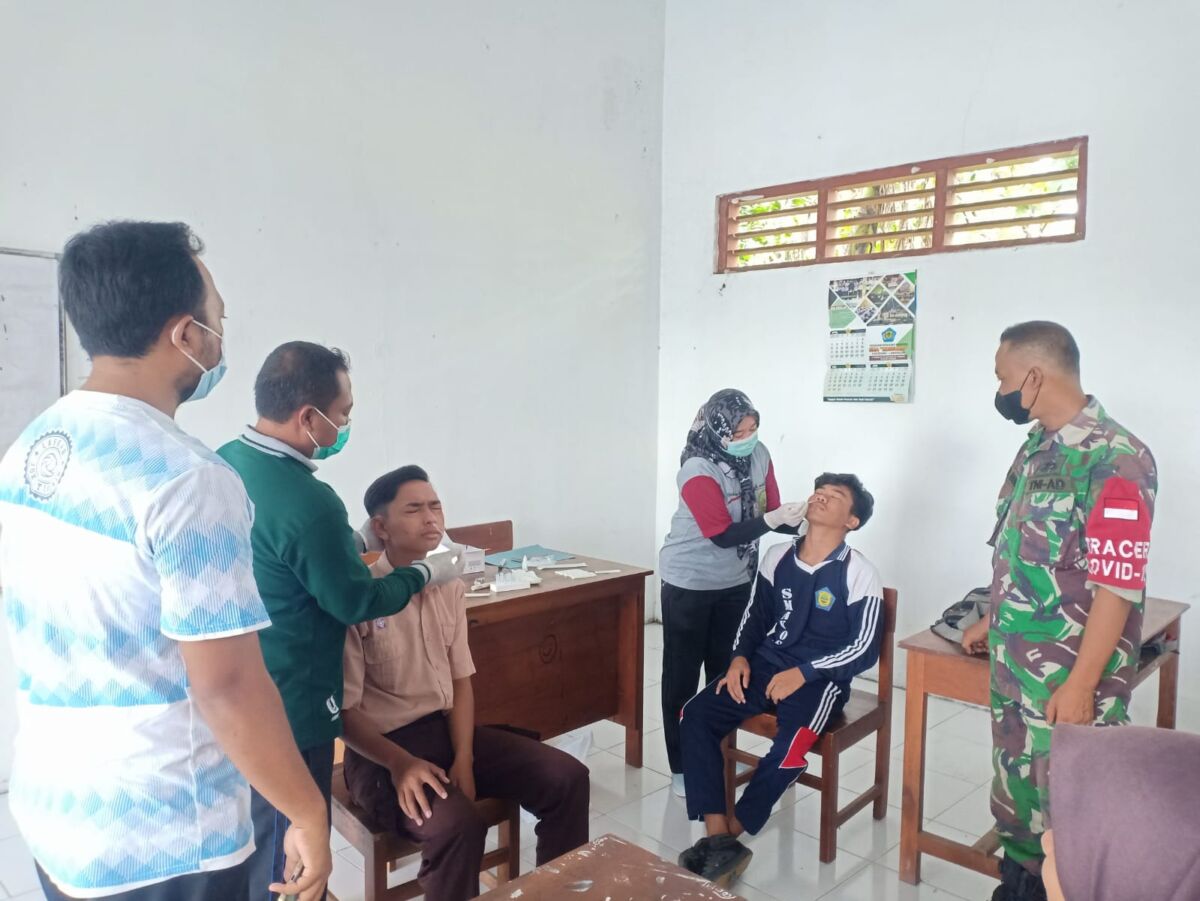 Upaya Babinsa Dampingi Pelaksanaan Swab Tes Para Pelajar SMA Dalam Pencegahan Covid-19