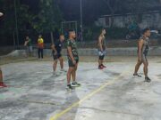 Isi Waktu luang di Malam Hari, Satgas TMMD ke114 Dan Pemuda Desa Tunggunjagir Main Voli Bersama