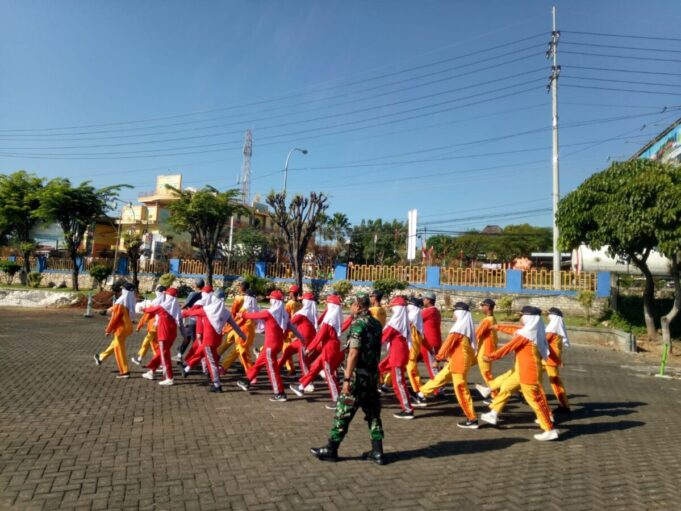 Jelang HUT RI, Babinsa Koramil Paciran Latih Paskibra Tingkat Kecamatan