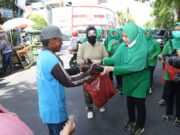 Rangkaian HUT TNI ke 77, Persit KCK Cabang XXVII Gelar Jumat Berkah Dengan Berbagi Nasi Kotak