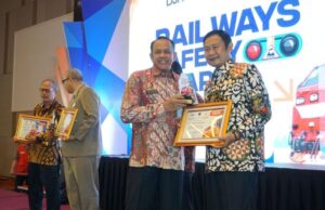 Pemkab Lamongan Terima Awards dalam Upayakan Peningkatan Keselamatan di Perlintasan