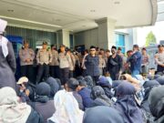 Ratusan Dosen dan Karyawan Unisla Unjuk Rasa di Depan Bank BRI Lamongan.