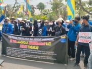 Aksi PMII Lamongan, Soroti BLT DBHCHT ; Kadinsos Terlihat Keluar Kandang Temui Pendemo.