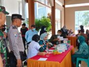 Babinsa Koramil 0812/03 Turi Kawal Baksos Pengobatan Spesialistik Oleh Ikatan Dokter Indonesia (IDI)