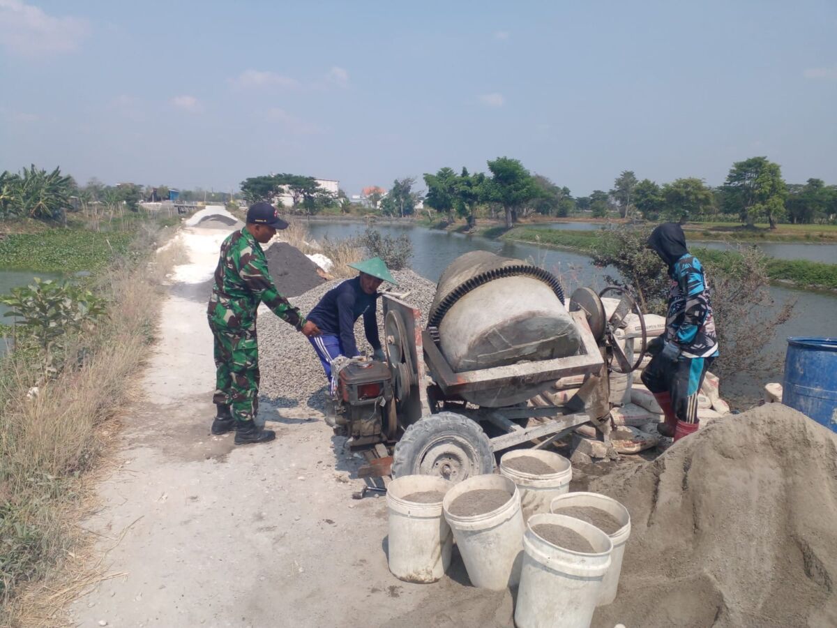 Peran Aktif Babinsa Bojoasri Bantu Pengecoran Jalan