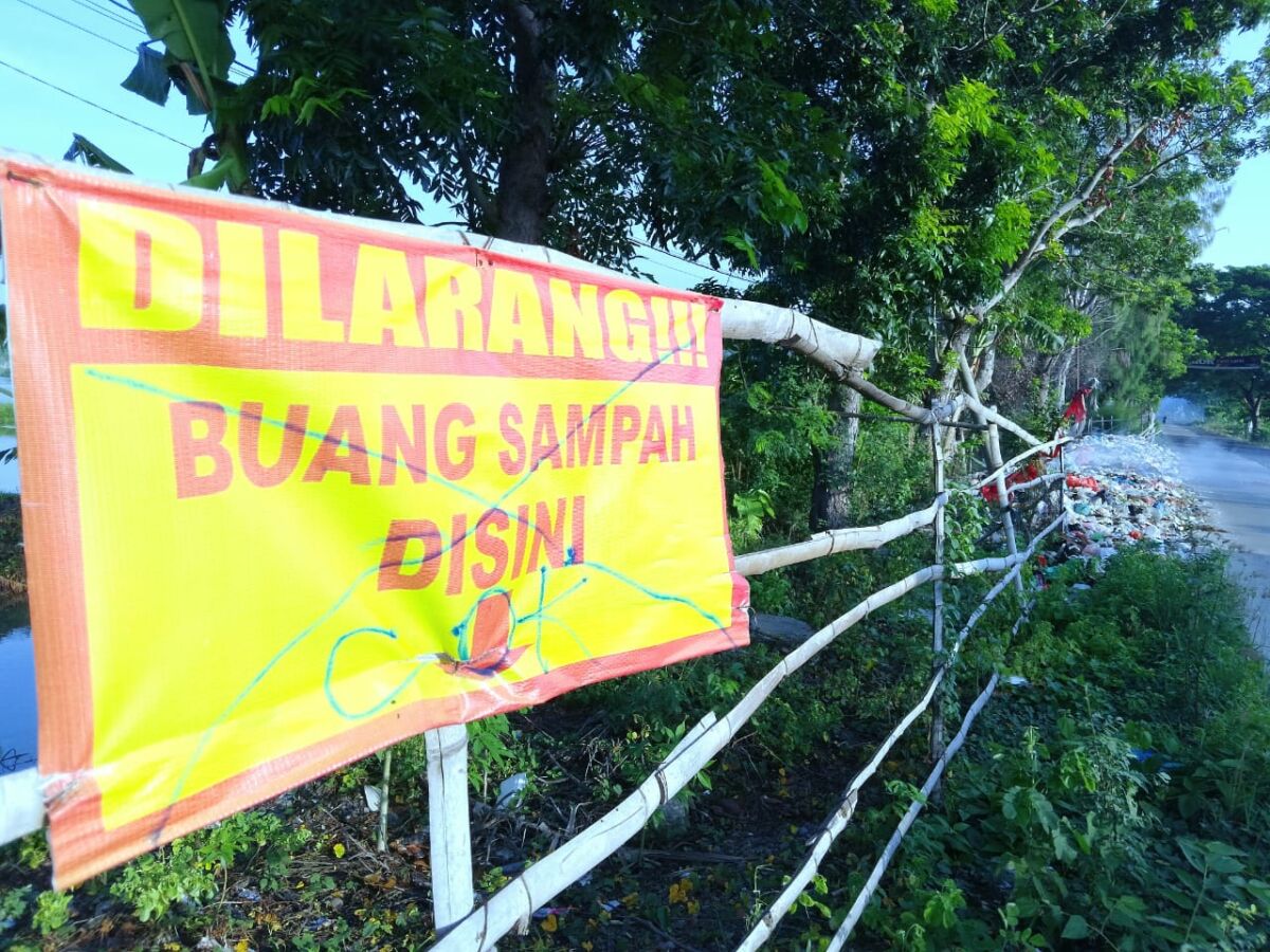 Bau Busuk, Sampah Liar Di Jalan Pucuk – Brondong