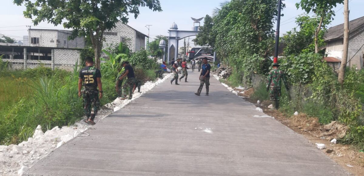 Upaya Maksimalkan Hasil Rabat Beton, Satgas TMMD 119 Kodim 0812 Lamongan Padatkan Kanan Kiri Jalan Rabat Beton