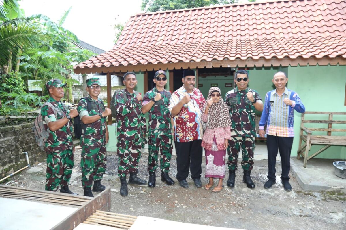 Senyum Bahagia Nenek Sulasmi Atas Pembangunan Rumahnya Dalam Program TMMD ke 119 Kodim 0812 Lamongan