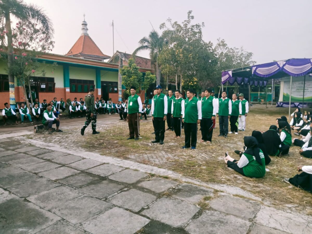 Tanamkan Kedisiplinan, Babinsa Koramil 0812/26 Pucuk Berikan Latihan PPB Pada Kader Penggerak NU