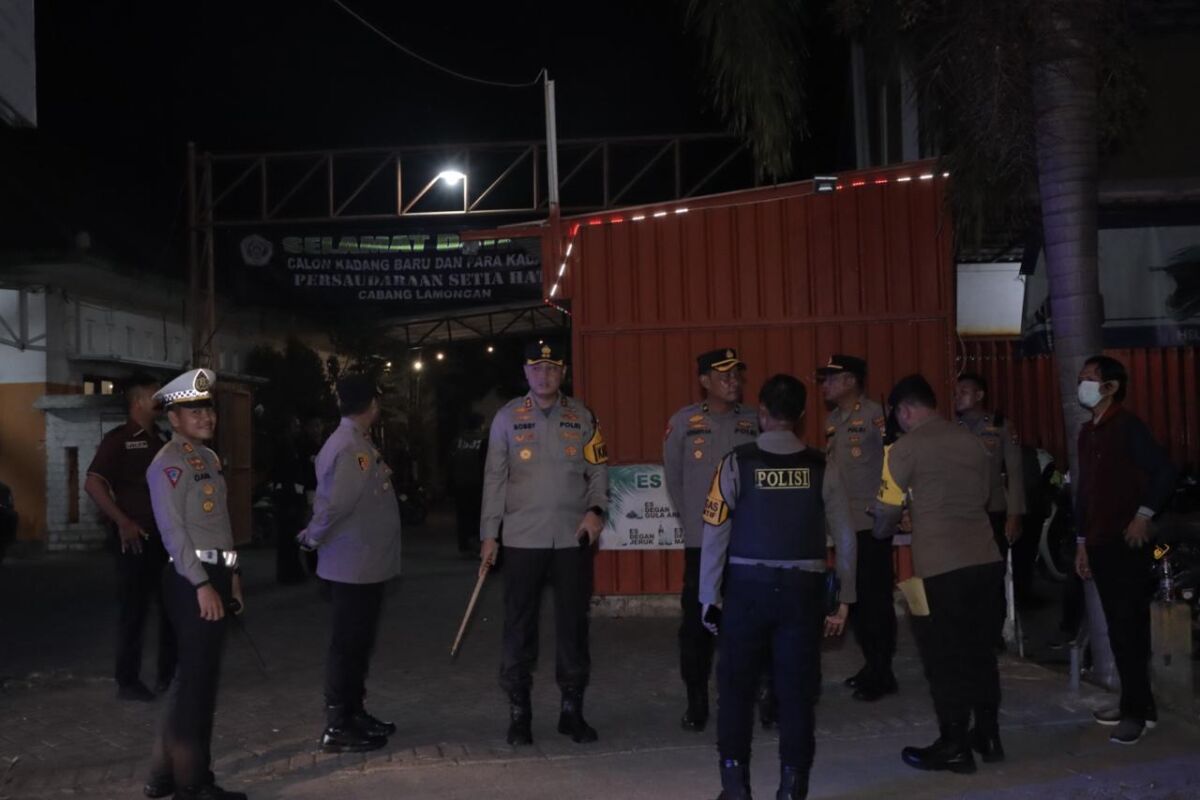 Pastikan Kegiatan Kondusif, Kapolres Lamongan Pimpin Pengamanan Keceran Kadang Baru PSH Cabang Lamongan Tahun 2024.