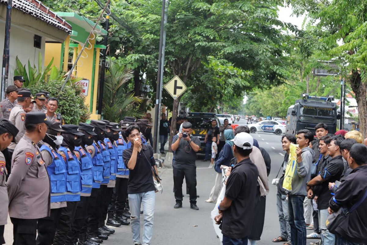 Aksi Demo Pertanyakan Pungutan dan Penahanan Ijazah Marak Terjadi di Lamongan.