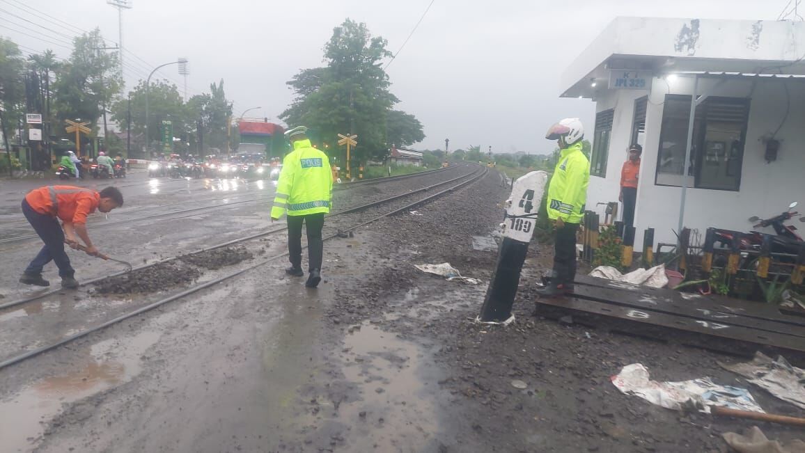 Respon Cepat Polres Lamongan Atur Lalu Lintas dan Berikan Pelayanan di Tengah Hujan dan Kemacetan