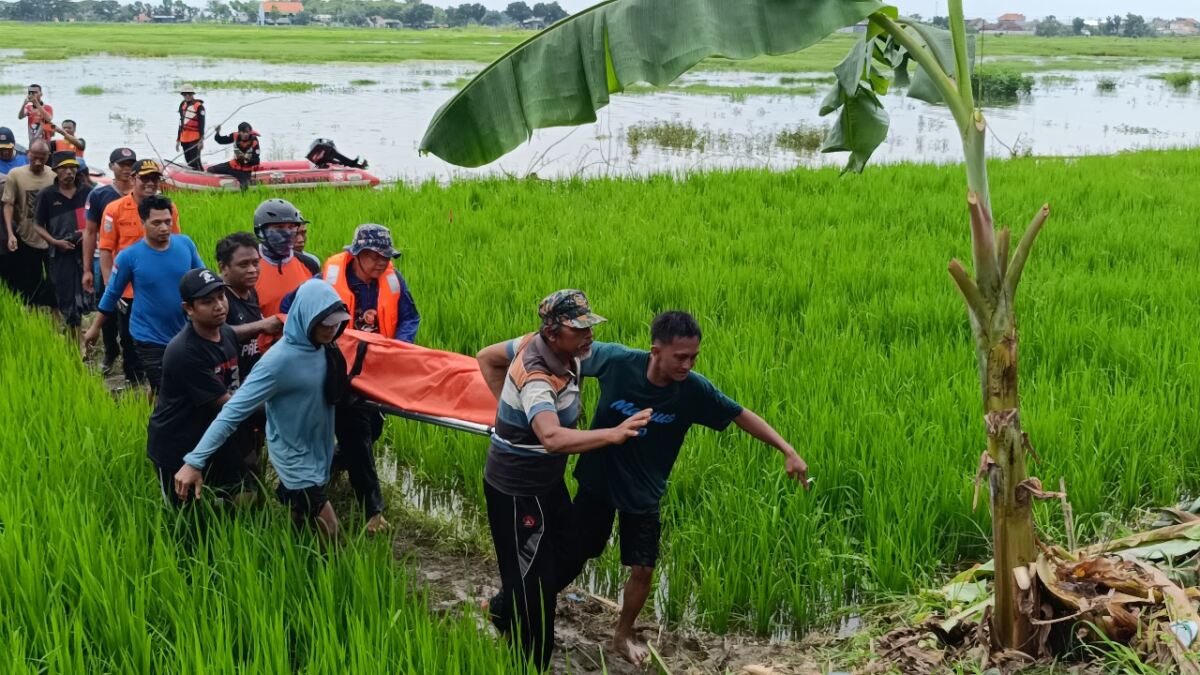 Polres Lamongan Bersama Tim Gabungan Lakukan Evakuasi Jenazah Korban Tenggelam di Waduk Jotosanur