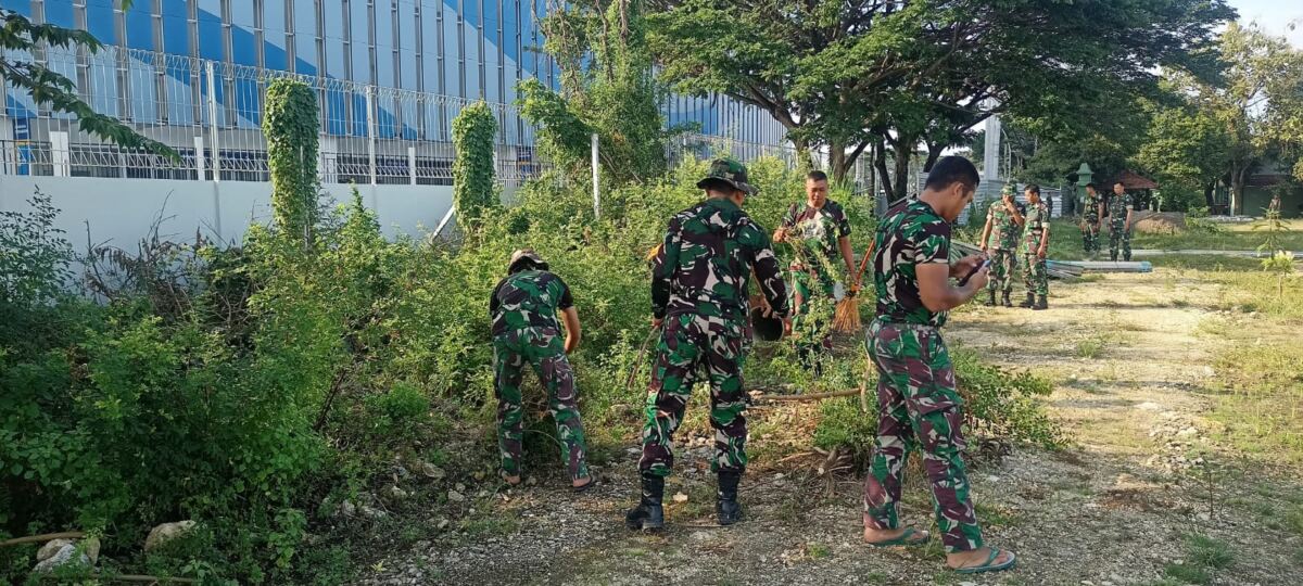 Peduli Lingkungan, Anggota Kodim 0812/Lamongan Laksanakan Pembersihan Pangkalan.