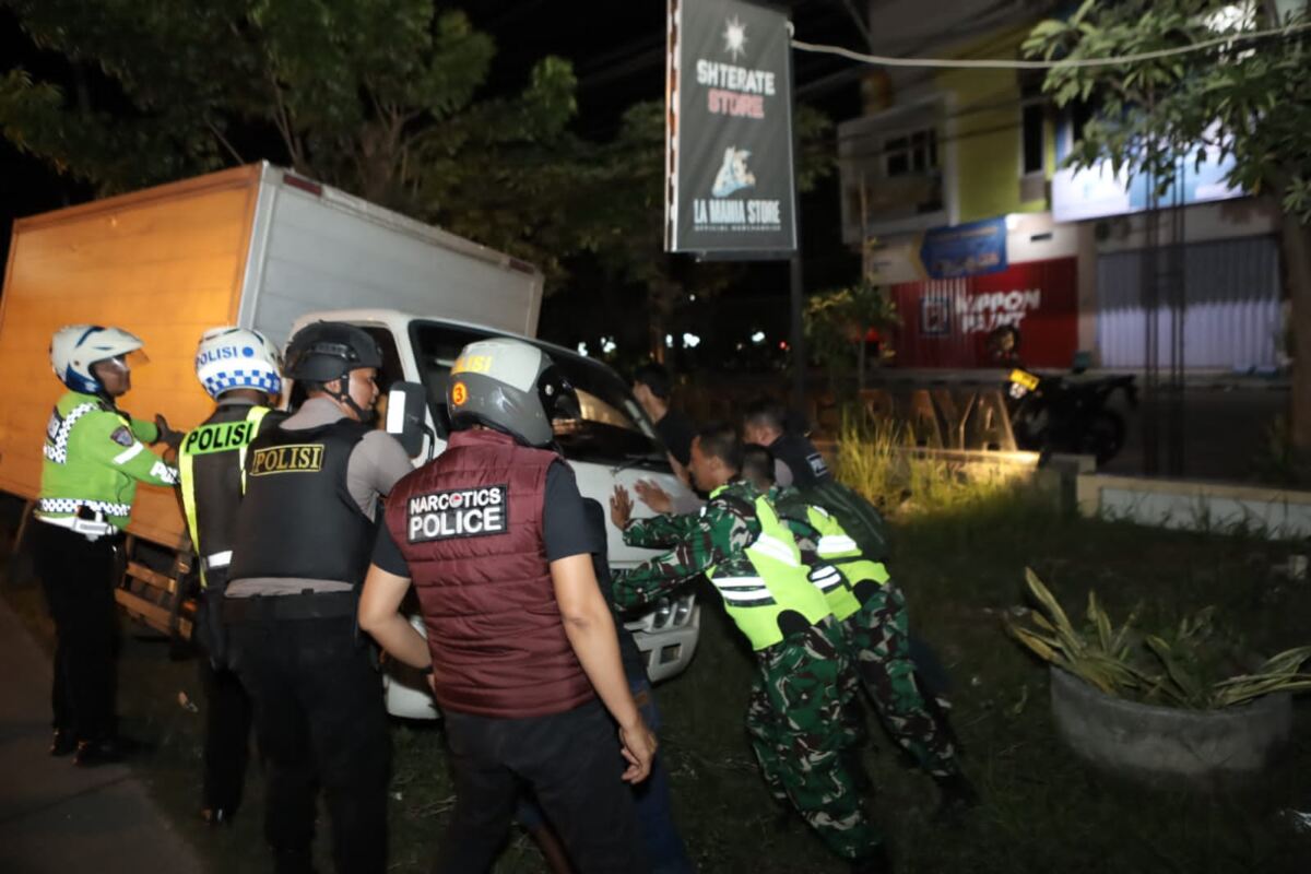 Peran Aktif Anggota TNI di Lamongan Bantu Evakuasi Kendaraan yang Mogok untuk Mengurai Kemacetan.