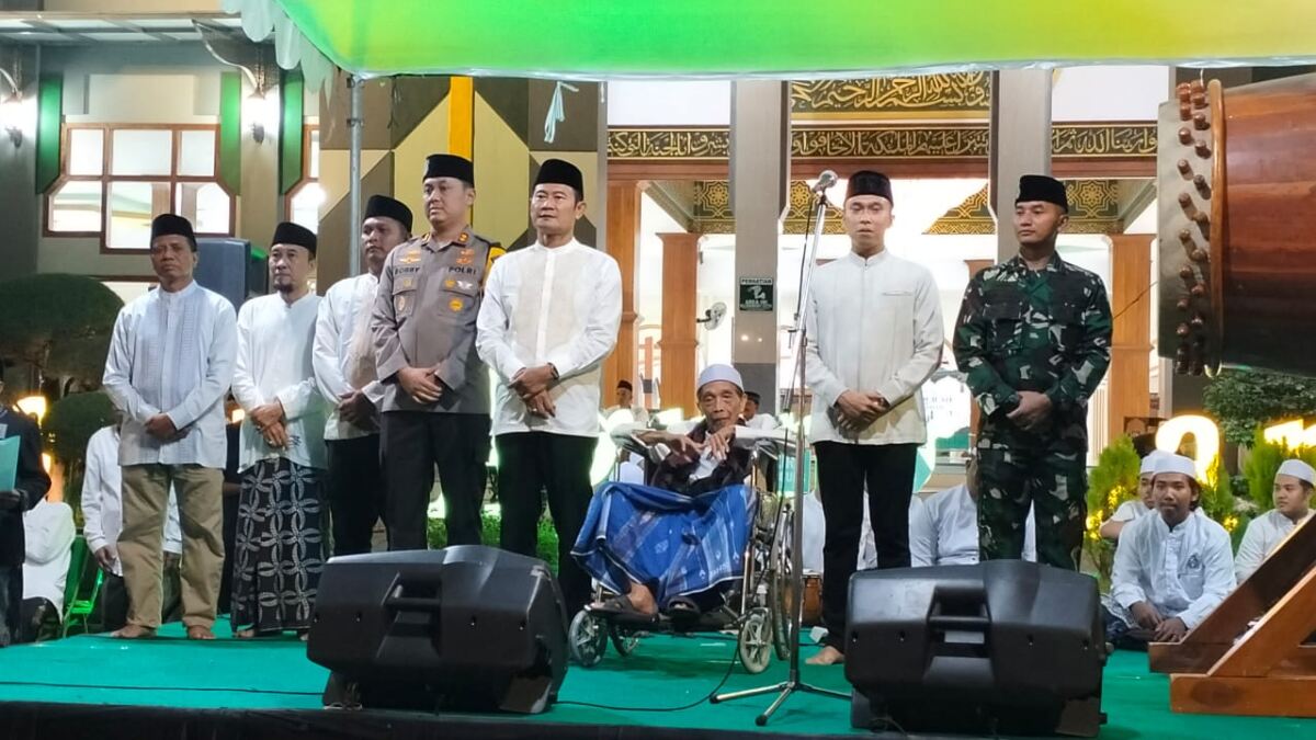 Dandim 0812/Lamongan dampingi Forkopimda Berangkatkan Pawai Takbir Keliling.
