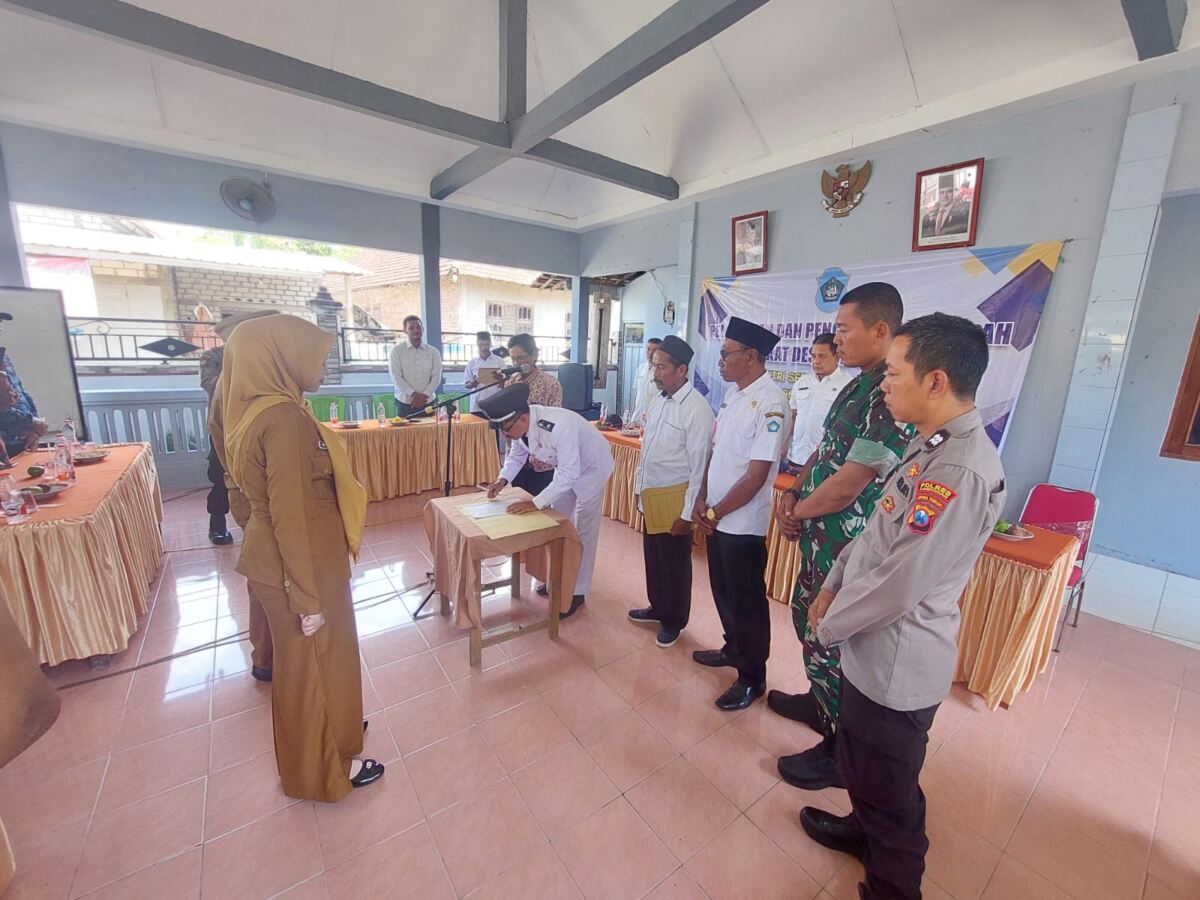 Pj Danramil 0812/19 Laren Hadiri Acara Pelantikan dan Pengambilan Sumpah Perangkat Desa.