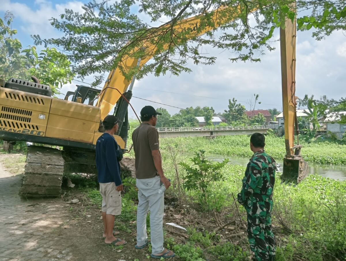 Peran Aktif Babinsa Koramil 0812/19 Laren Dalam Pendampingan Normalisasi Saluran Irigasi di Wilayah Binaan