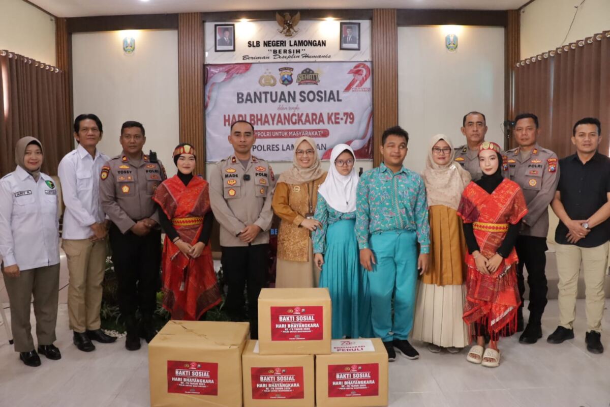Peringati Hari Bhayangkara ke-79, Wakapolres Lamongan Berikan Bansos untuk Penyandang Disabilitas di SLB Negeri Lamongan.