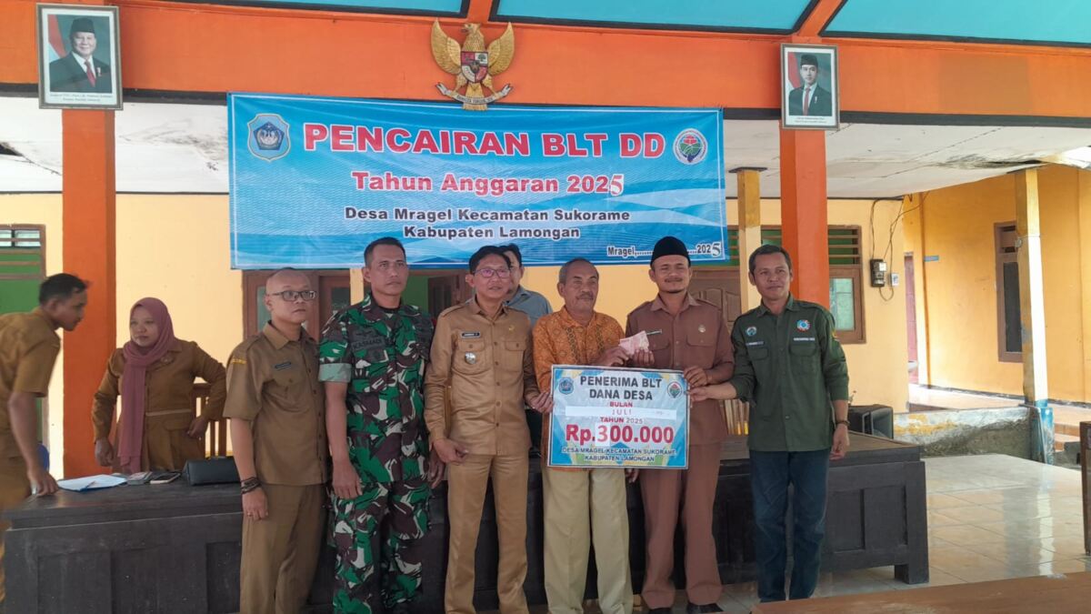 Babinsa Koramil0812/24 Sukorame Laksanakan Pendampingan Pembagian BLT DD Kepada Warga Desa Mragel