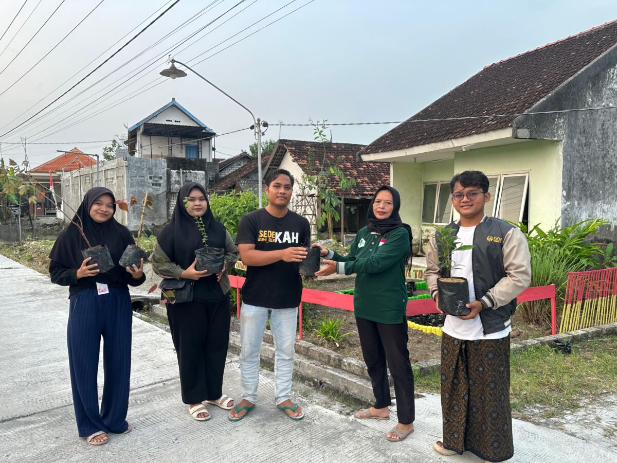 Mahasiswa KKN UNISDA Bangun Mini Green Farm dan Serahkan Puluhan Tanaman Hortikultura dan TOGA untuk Posyandu Desa Titik