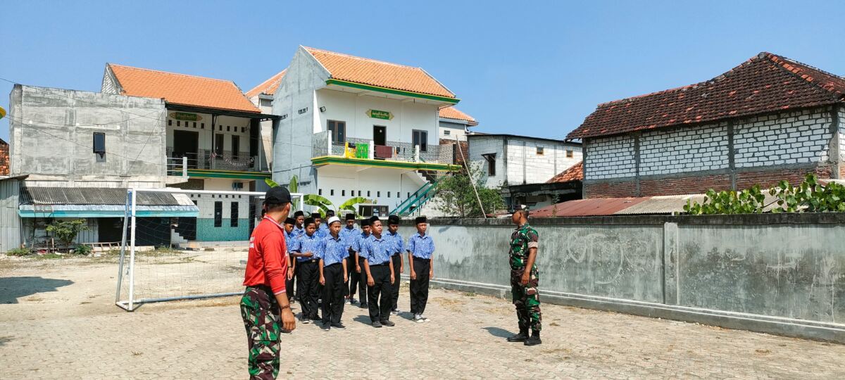 Jelang HUT ke-80 RI, Babinsa Jajaran Kodim 0812 Lamongan Latih PBB Kepada Siswa-Siswi.