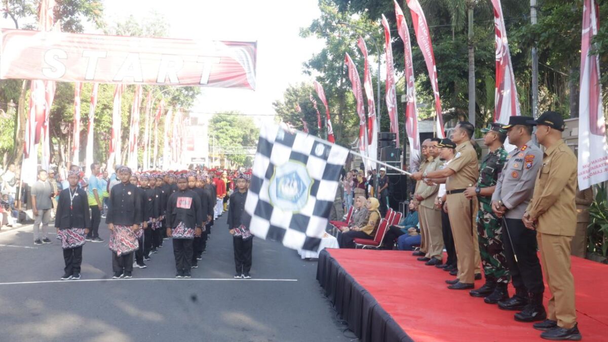 Dandim 0812 Lamongan Dampingi Forkopimda Lepas Lomba Gerak Jalan