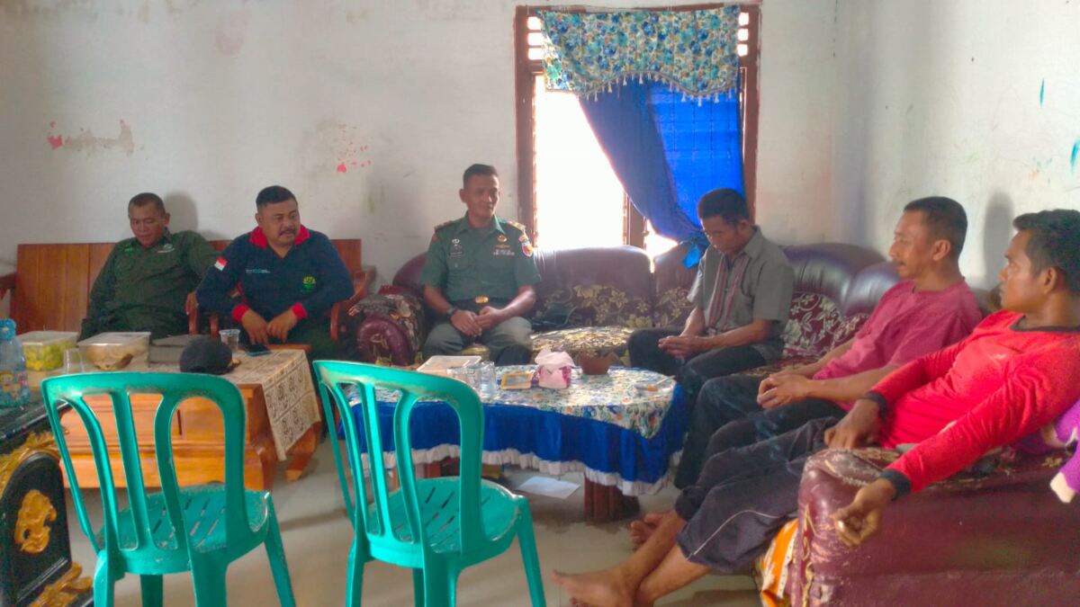 Batuud Koramil 0812/06 Ngimbang Melaksanakan Komunikasi Sosial dengan Masyarakat Dalam Pelestarian Lingkungan