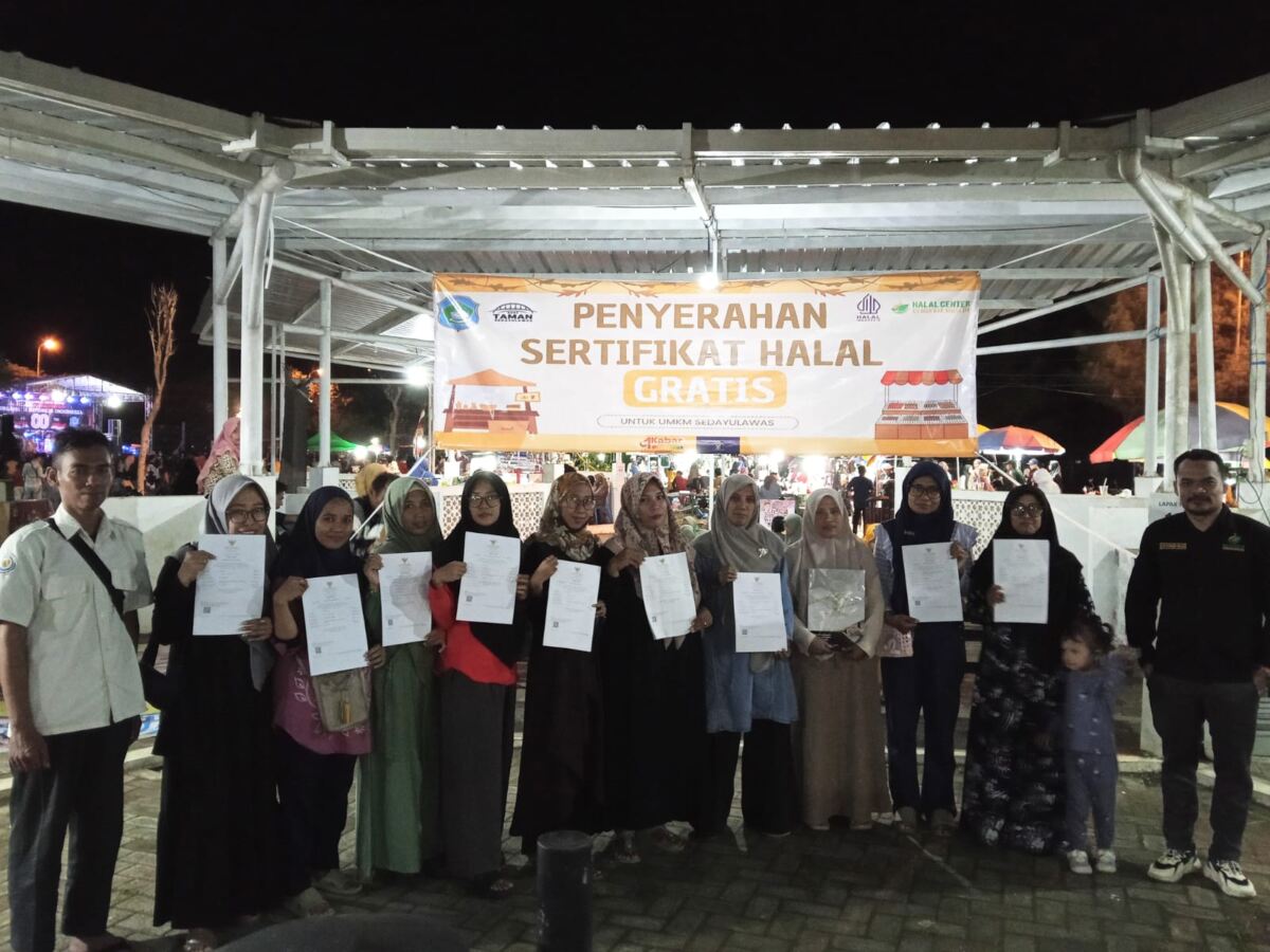 Pemdes Sedayulawas Serahkan Sertifikat Halal UMKM di Malam Puncak Peringatan HUT Ke-80 RI.