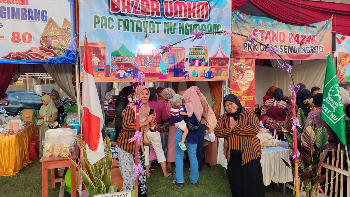 PAC Fatayat NU Ngimbang Ikut Meriahkan Bazar UMKM HUT RI ke-80 Kecamatan Ngimbang