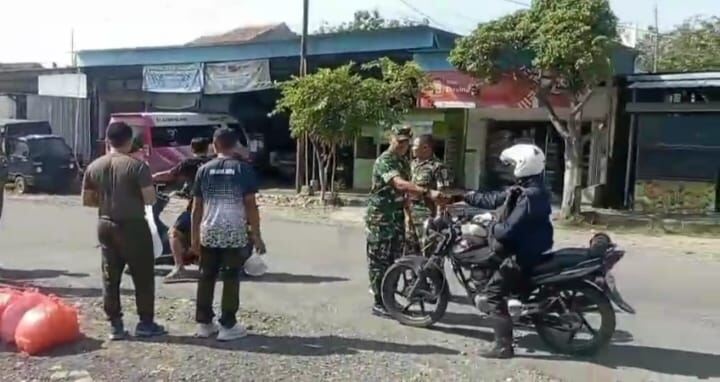 Koramil 0812/05 Kembangbahu Bagikan Nasi Kotak Dalam Jumat Berkah.