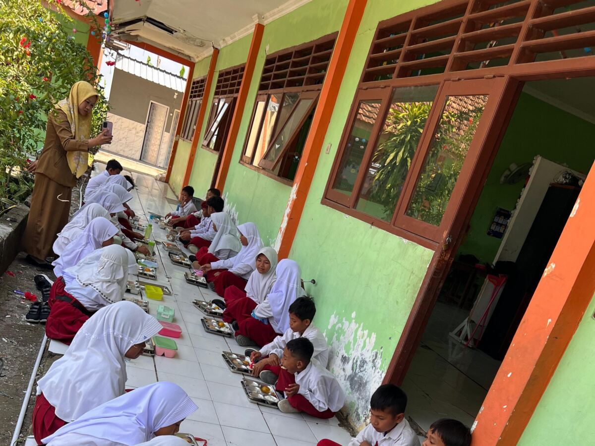Senyum Semringah Siswa SDN Tunggunjagir 4 Mantup saat Dapat Makan Bergizi Gratis