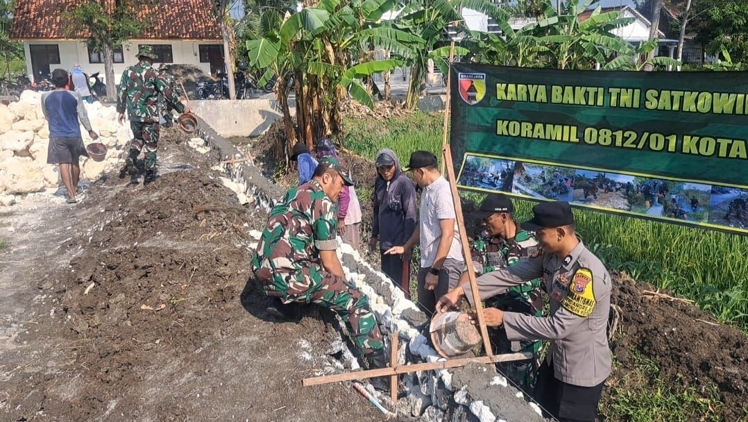 Koramil 0812/01 Kota Lamongan Gelar Karya Bakti di Desa Sendangrejo
