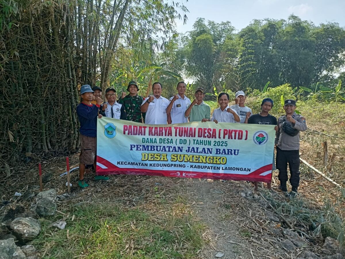 Program Padat Karya, Babinsa Sumengko Bersama Warga Gotong Royong Bangun Jalan Baru