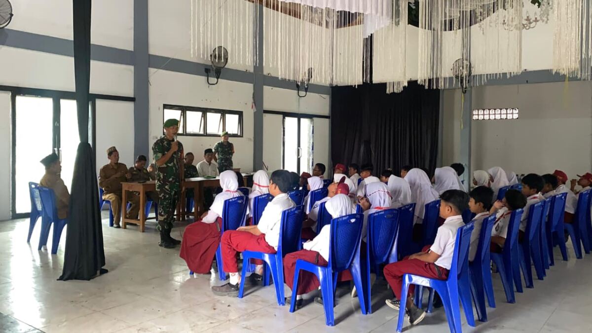 Babinsa Koramil 0812/18 Brondong Tanamkan Wawasan Kebangsaan Sejak Dini Pada Siswa Siswi SDN 1 Labuhan