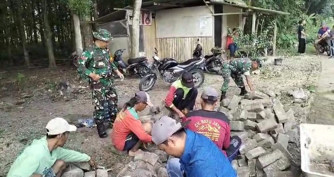 Karya Bakti Pemasangan Paving, Babinsa Koramil Ngimbang Bersama Warga Perkuat Infrastruktur Jalan