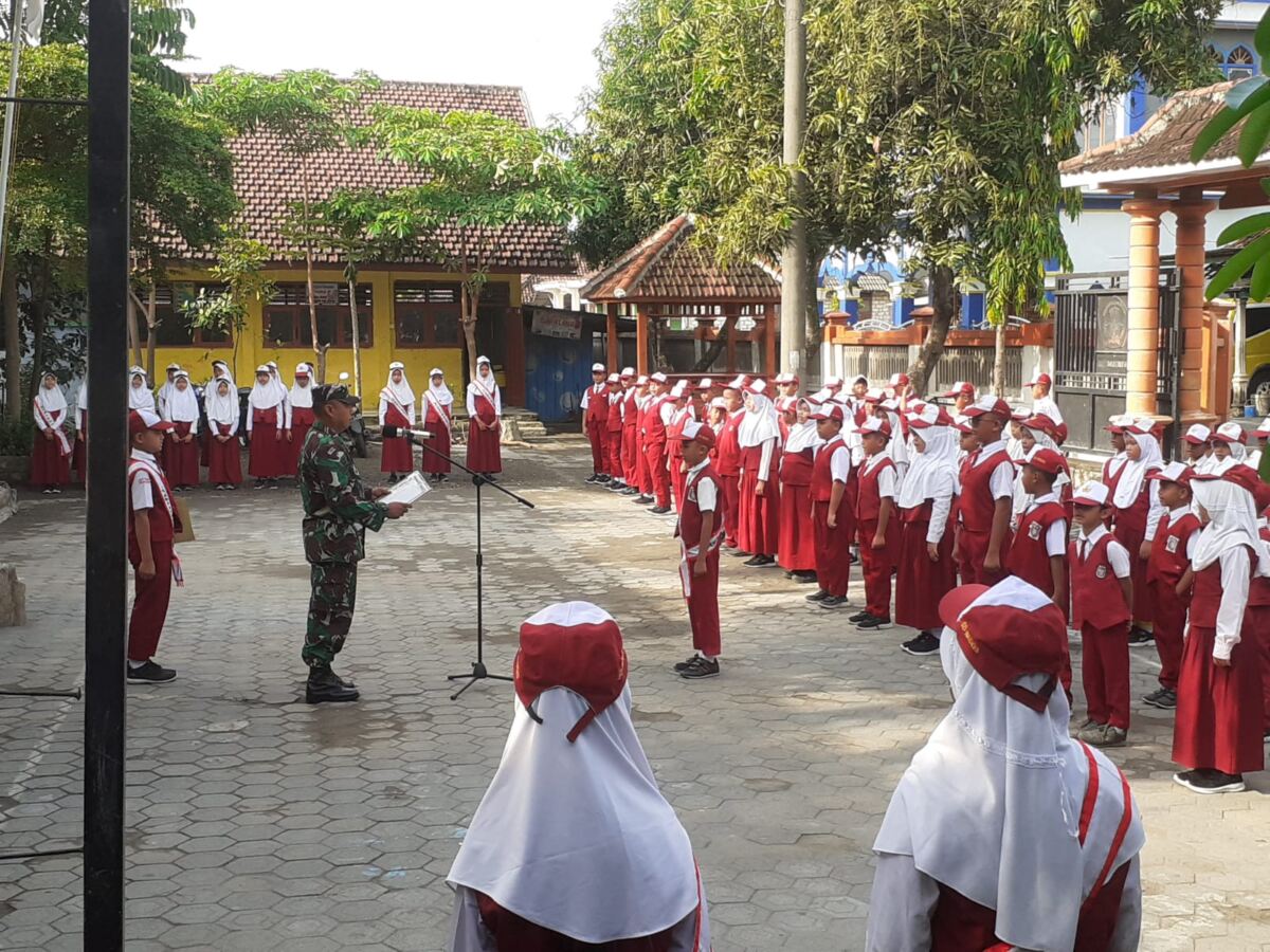 Perkuat Nasionalisme di Sekolah, Babinsa Kodim 0812/Lamongan Jadi Inspektur Upacara