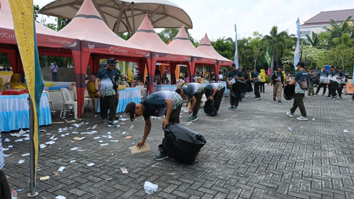Kodim 0812/Lamongan Bersama Warga Gelar Aksi Bersih Alun-Alun Pasca Event HUT TNI Ke-80