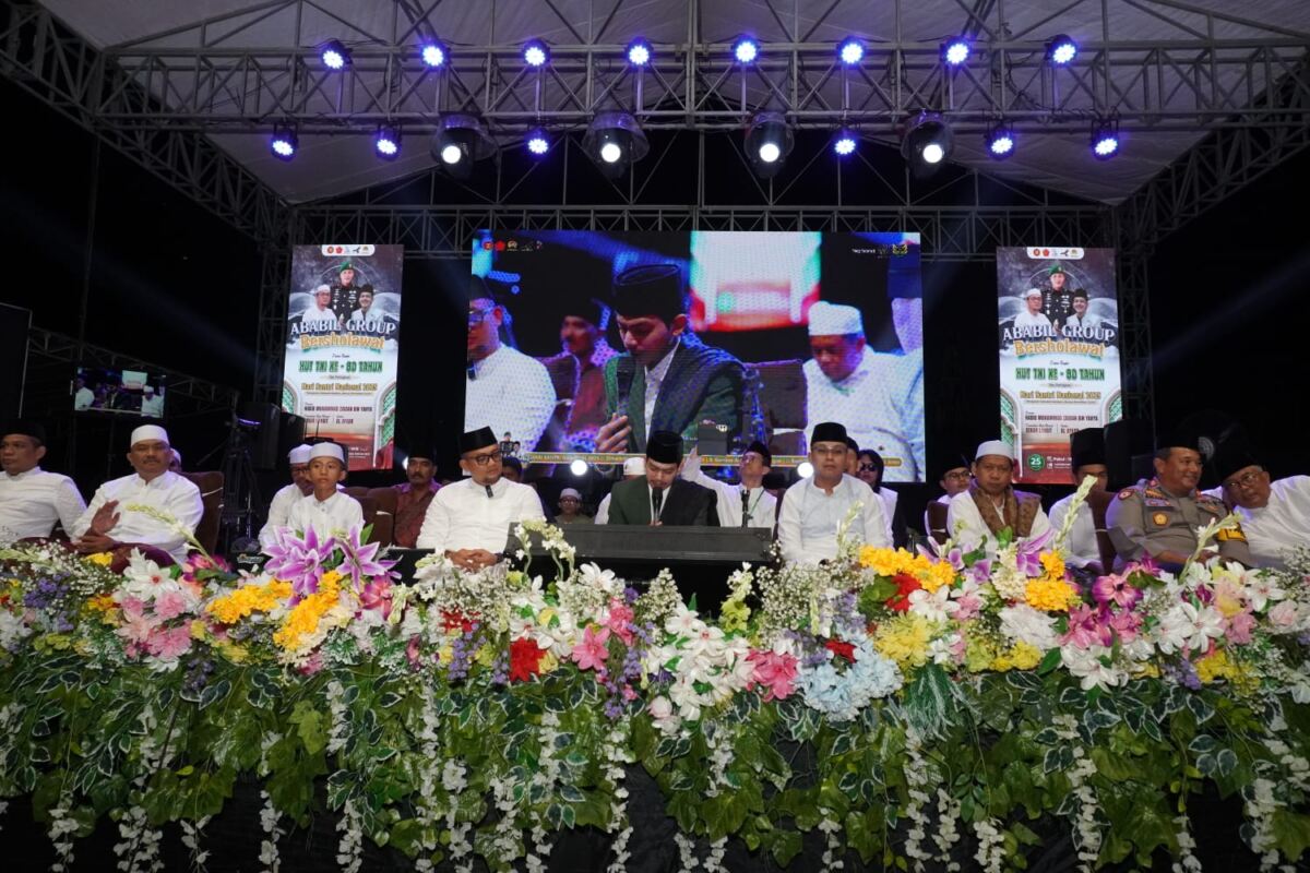 Kemanunggalan TNI dan Santri Terwujud dalam ‘Ababil Bersholawat’ di Lamongan
