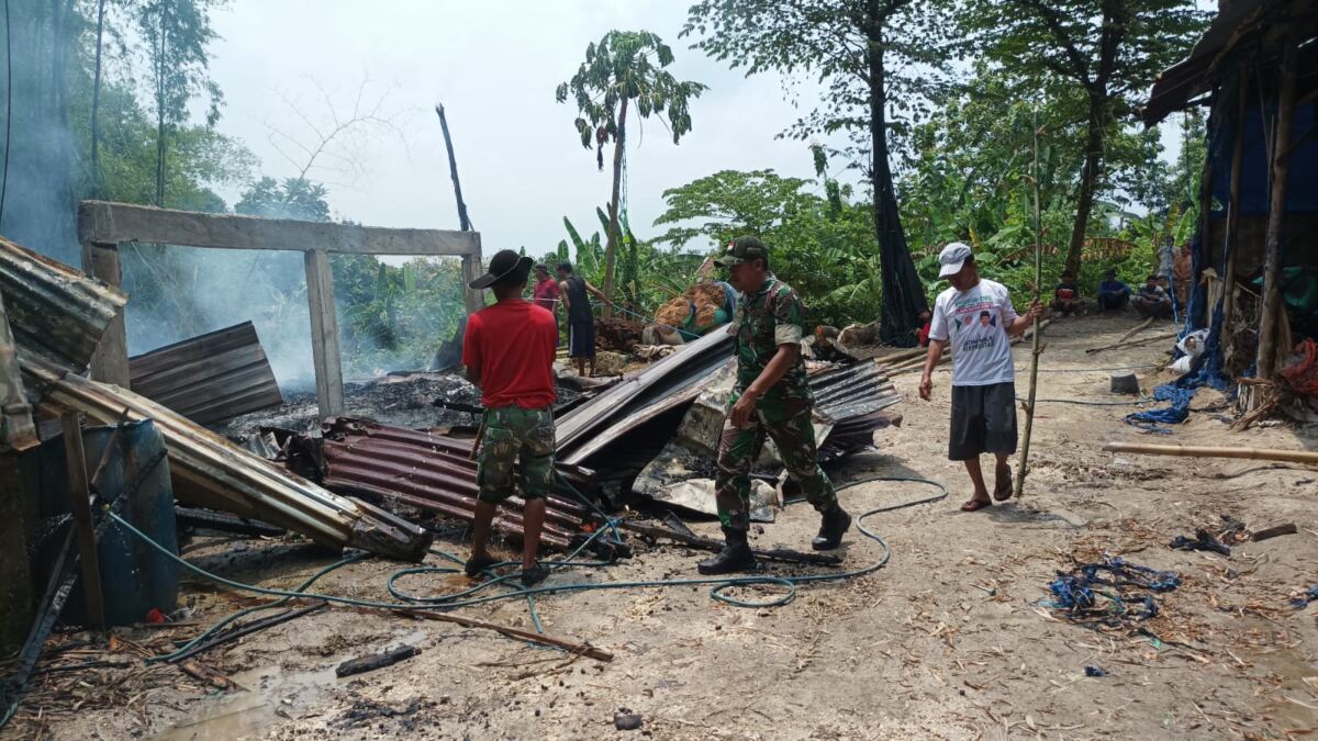 Babinsa Koramil 0812/11 Kedungpring Sigap Bersama Warga Padamkan Kebakaran Dua Oven Tembakau