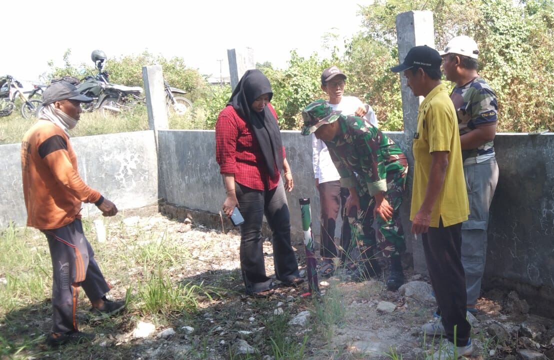 Babinsa Koramil 0812/25 Sarirejo Dampingi Survei Pencarian Sumber Air Program TNI Manunggal Air di Desa Kedungkumpul