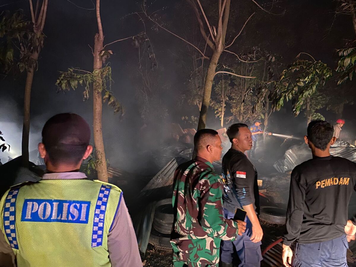 Peran Aktif Polsek Ngimbang Bersama Damkar Dalam Padamkan Api yang Hanguskan Kandang Ayam.