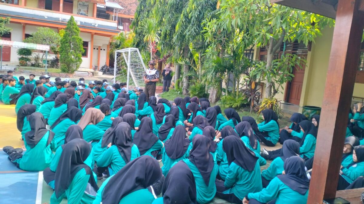 Babinsa Koramil Bluluk Dampingi Ekstrakurikuler Kesamaptaan Jasmani di SMA Negeri 1 Bluluk