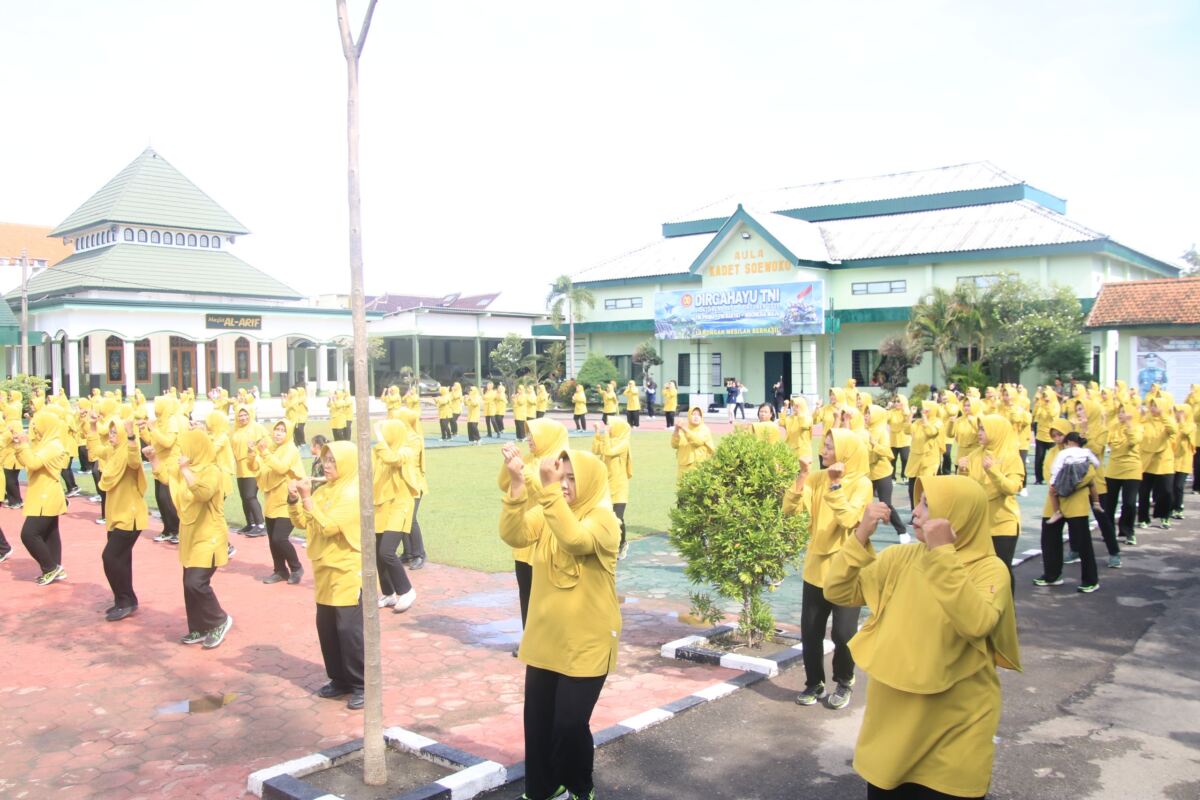 Persit KCK Cabang XXVII Dim 0812 Lamongan Gelar Olahraga Bersama, Jalin Silaturahmi dengan Jajaran