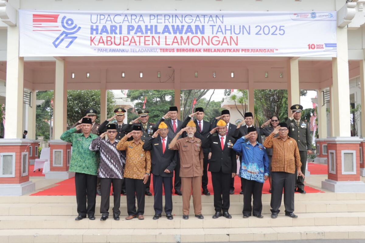 Bersama Forkopimda, Wakapolres Lamongan Hadiri Upacara Hari Pahlawan 2025.