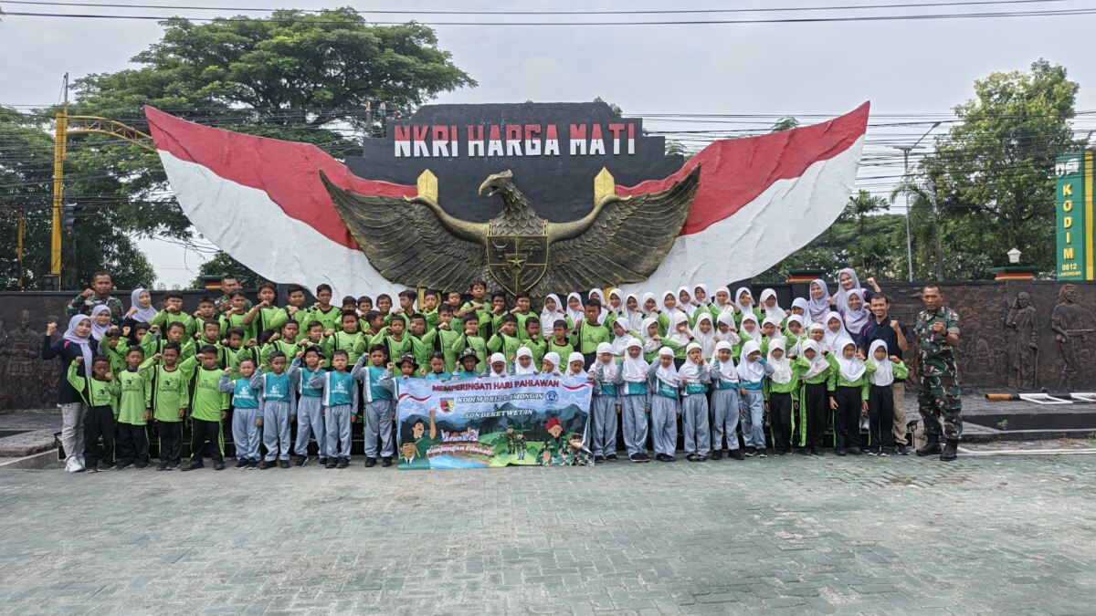 Peringati Hari Pahlawan: Puluhan Siswa-Siswi SDN Deket Wetan Kunjungi Makodim 0812/Lamongan dengan Semangat Kebangsaan